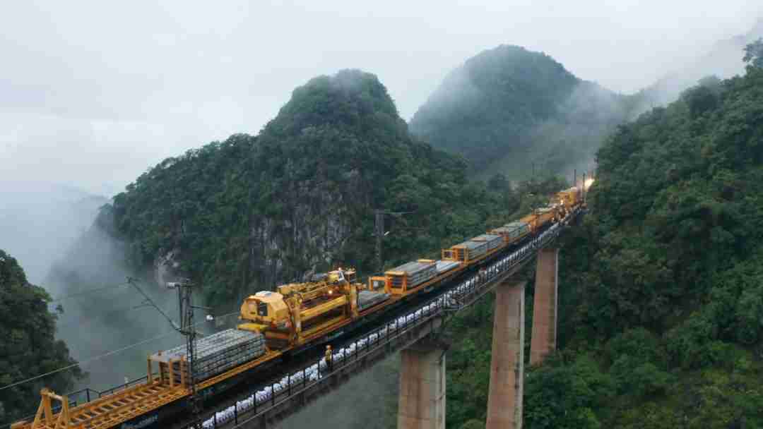 Chinese railway engineers develop a smart solution to change rail sleepers