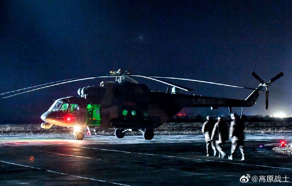 PLA Tibet Military Command conducts nighttime flight exercises