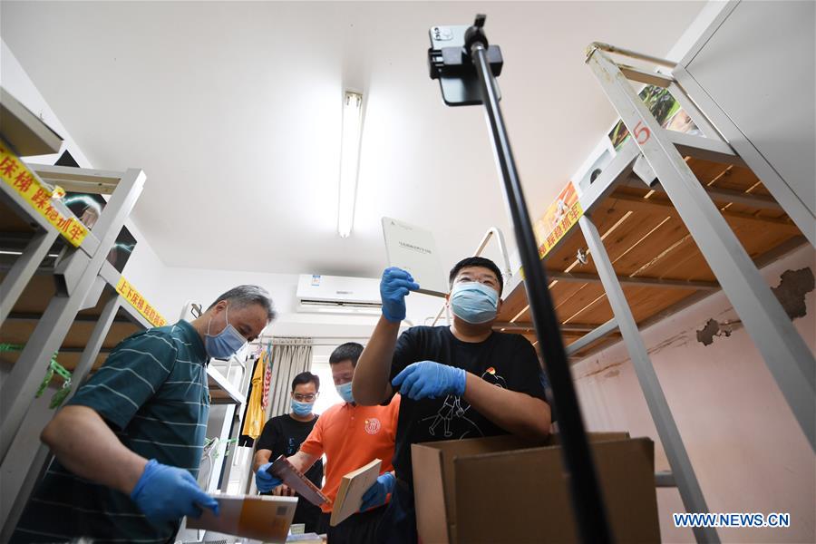Renmin University of China offers luggage mailing, depositing services to graduates