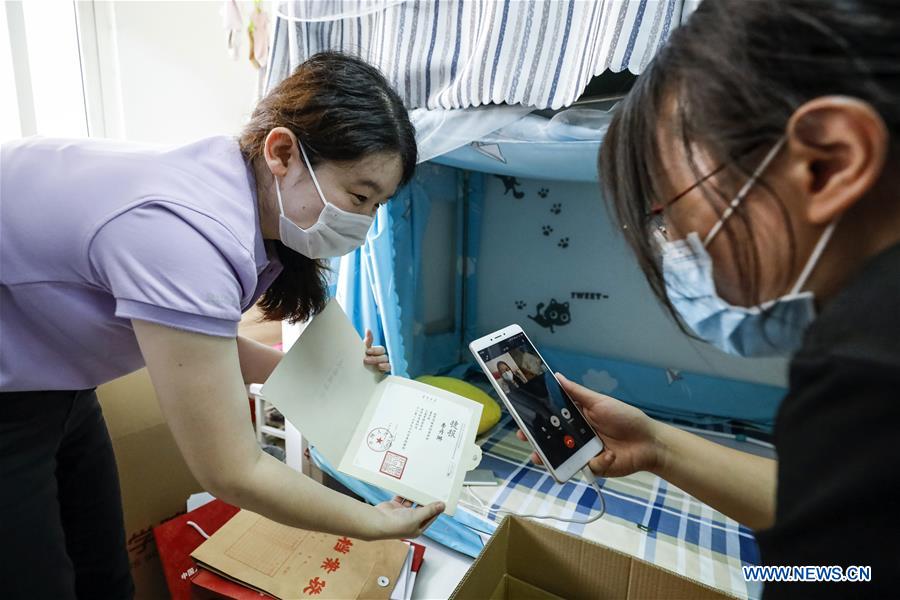 CHINA-BEIJING-UNIVERSITY-GRADUATES-LUGGAGE MAILING AND DEPOSITING (CN) 
