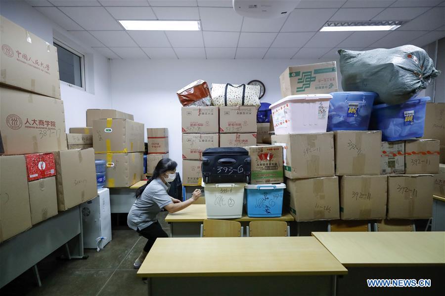 CHINA-BEIJING-UNIVERSITY-GRADUATES-LUGGAGE MAILING AND DEPOSITING (CN) 