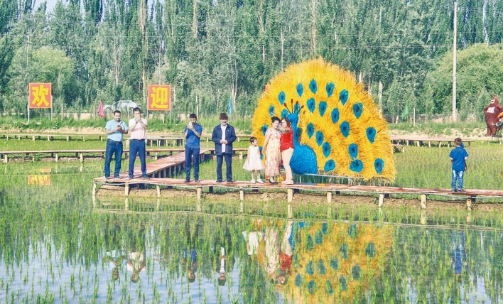 Village in south Xinjiang builds straw-themed park to propel local tourism