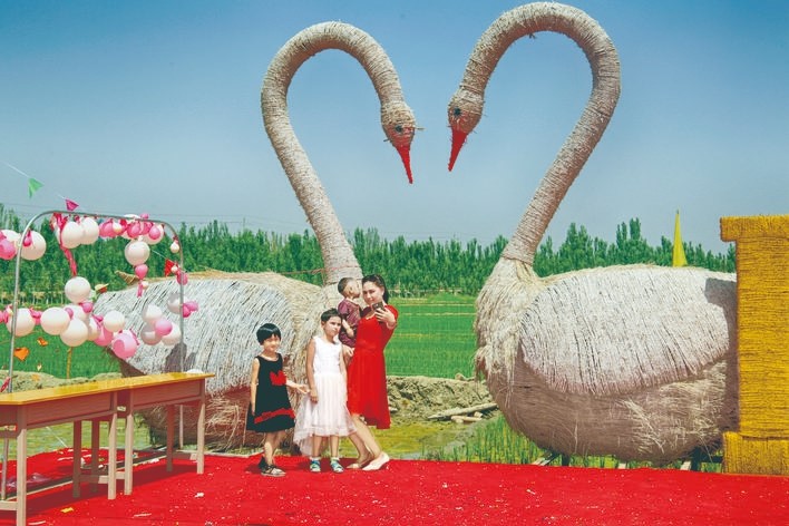 Village in south Xinjiang builds straw-themed park to propel local tourism