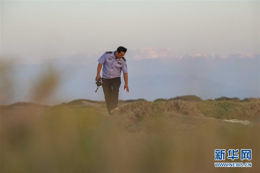 Ranger patrols Ebi Lake in NW China’s Xinjiang, witnesses ecological improvement