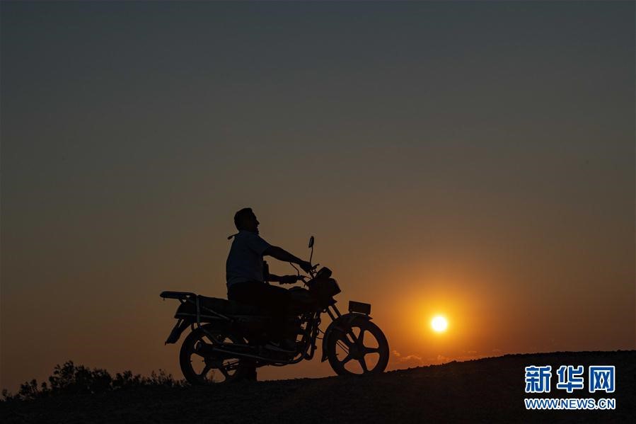 Ranger patrols Ebi Lake in NW China’s Xinjiang, witnesses ecological improvement