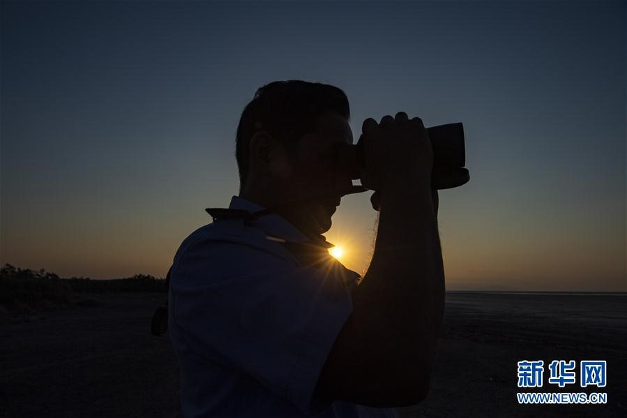 Ranger patrols Ebi Lake in NW China’s Xinjiang, witnesses ecological improvement