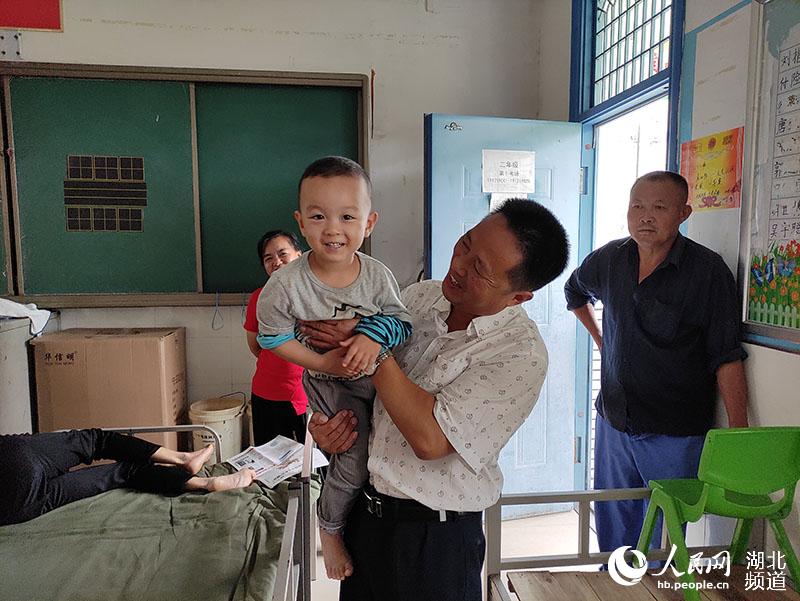 Residents enjoy a life of leisure at relocation site after flooding in Wuhan