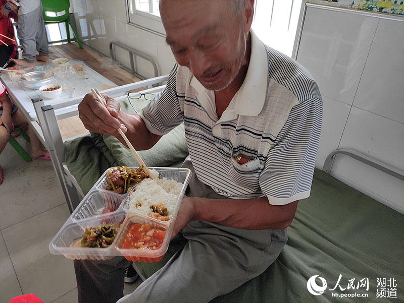 Residents enjoy a life of leisure at relocation site after flooding in Wuhan