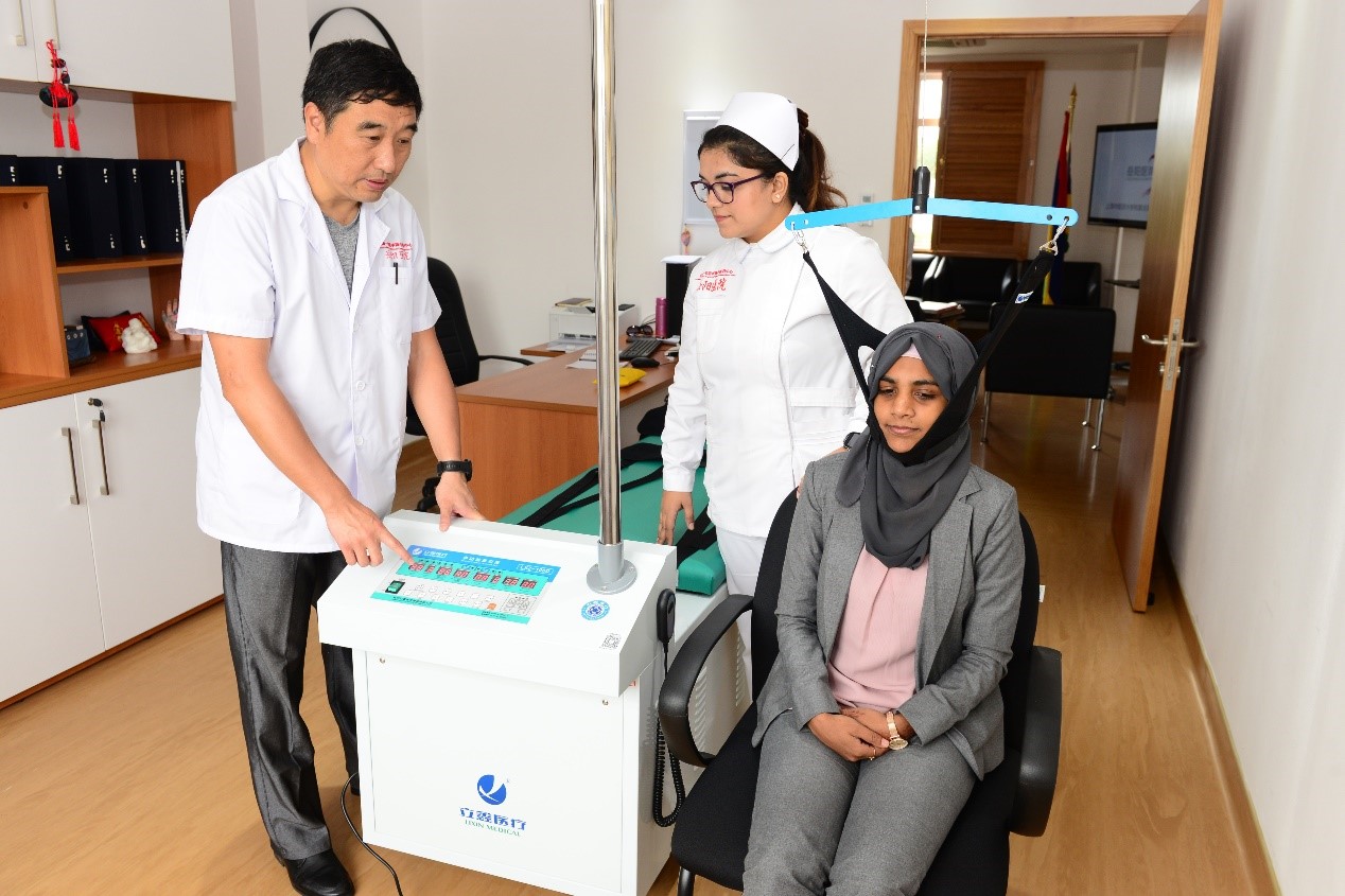 Traditional Chinese medicine impresses patients in Mauritius