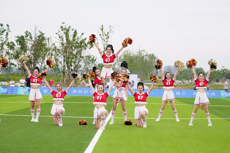 Football exhibition match in SW China’s Qionglai broadcast live through glass-free 3D technologies for global audience