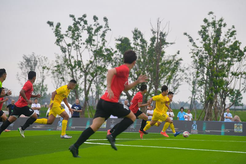 Football exhibition match in SW China’s Qionglai broadcast live through glass-free 3D technologies for global audience