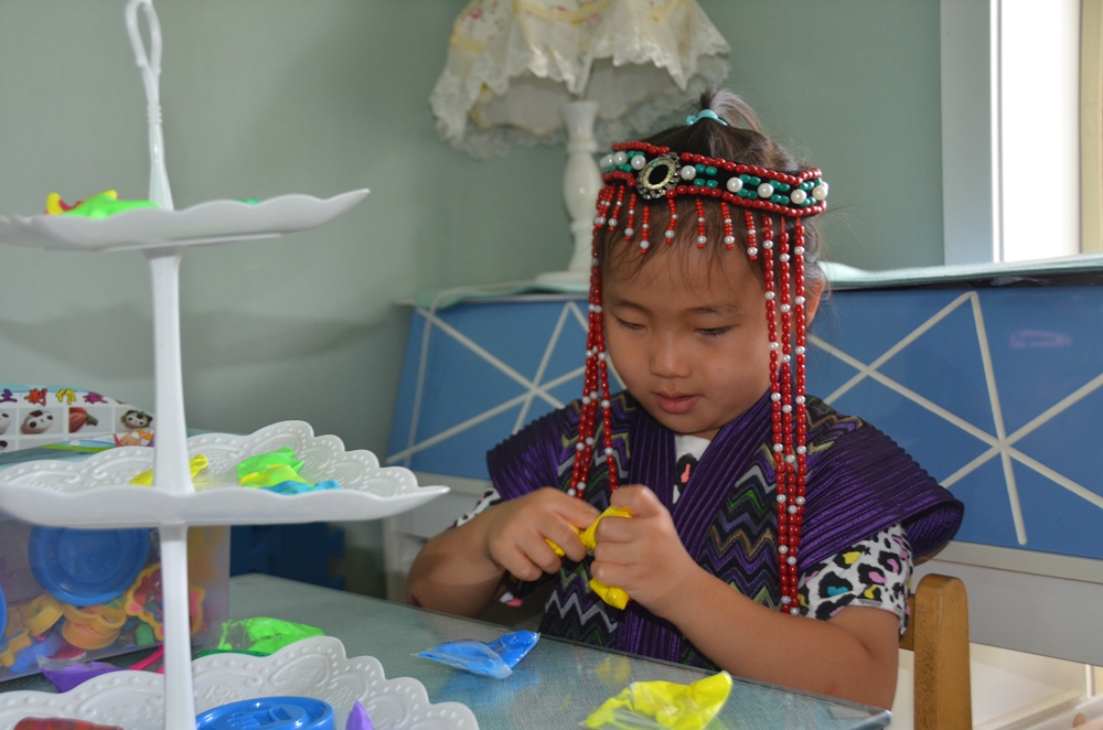 Children in N China’s Inner Mongolia inherit traditional culture