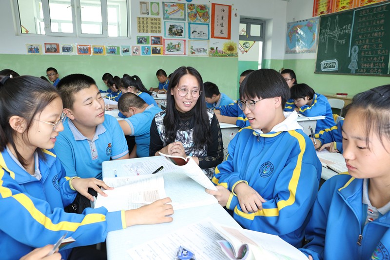 College graduate teaches in West China, contributes to the region's development