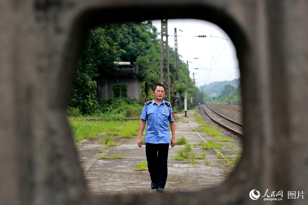 With only six employees, small railway station in SW China’s Chongqing continues to run smoothly