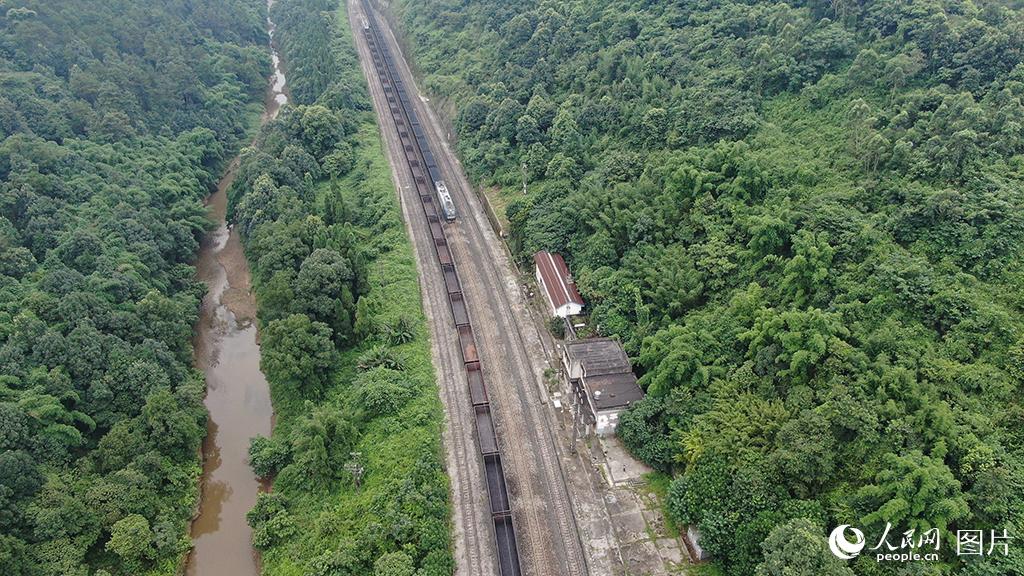 With only six employees, small railway station in SW China’s Chongqing continues to run smoothly
