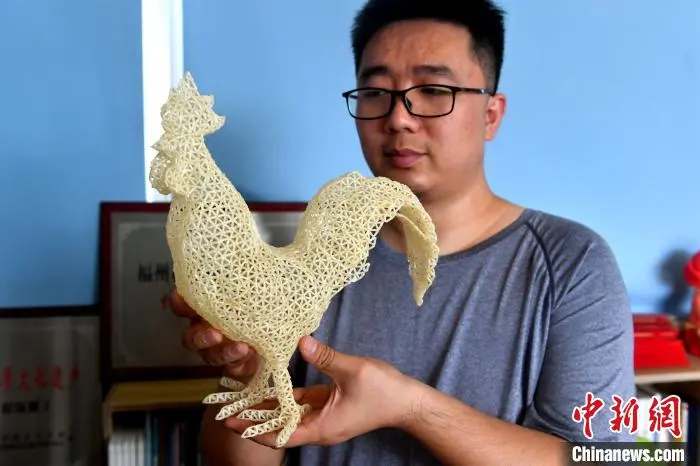 Post-80s man revives Chinese folk art, creates artworks out of rice grains