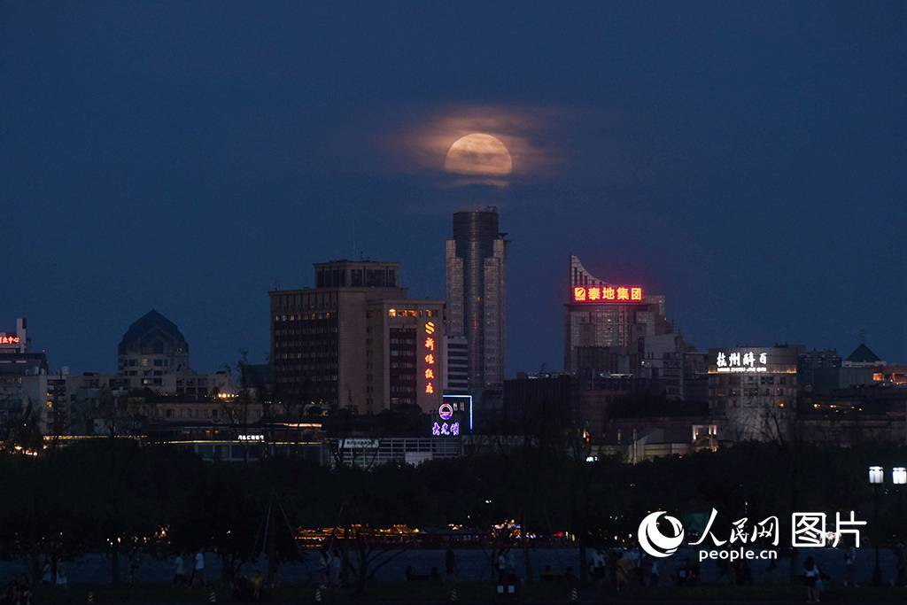 In pics: Rare phenomenon of early full moon seen across China