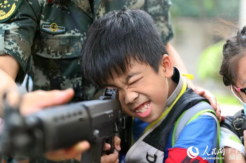 Junior reporters in S China’s Guangxi get taste of military life