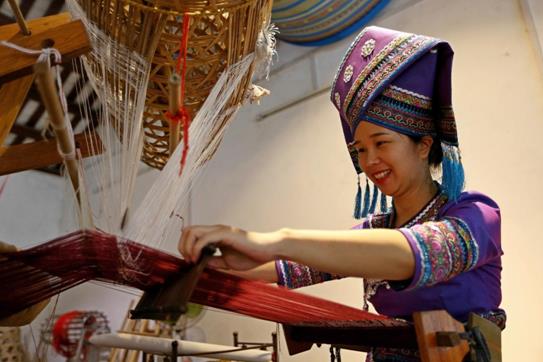 Zhuang brocade helps county in S China’s Guangxi boost people’s incomes