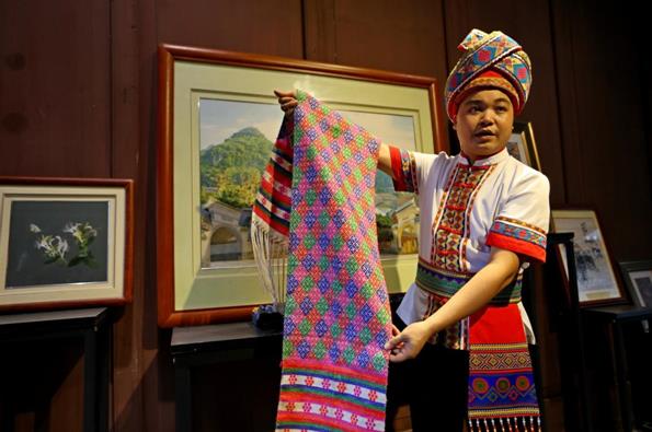 Zhuang brocade helps county in S China’s Guangxi boost people’s incomes