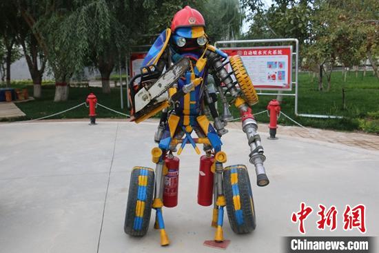 Chinese firefighters robot" with scrap - People's Daily