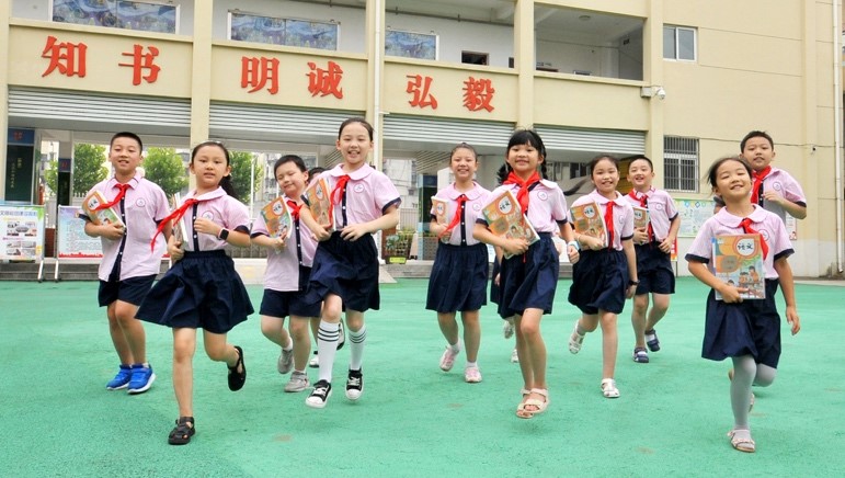 Chinese students return to school as new semester kicks off