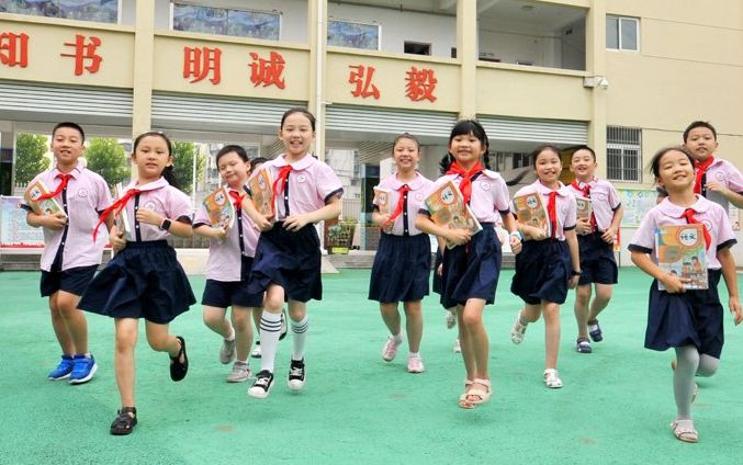 Chinese students return to school as new semester kicks off