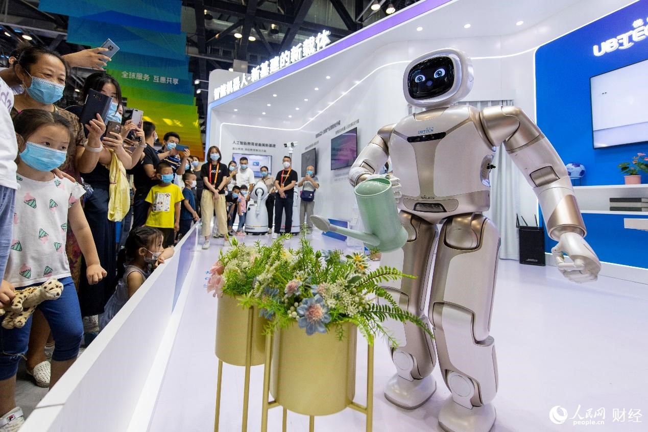 Visitors get glimpse of cutting-edge products at 2020 CIFTIS in Beijing
