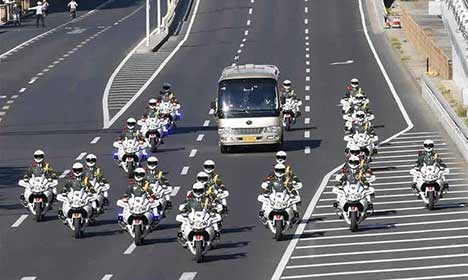 Motorcade escorts COVID fight role models to Great Hall of the People