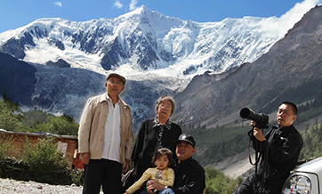 Chinese brothers tour China with octogenarian parents