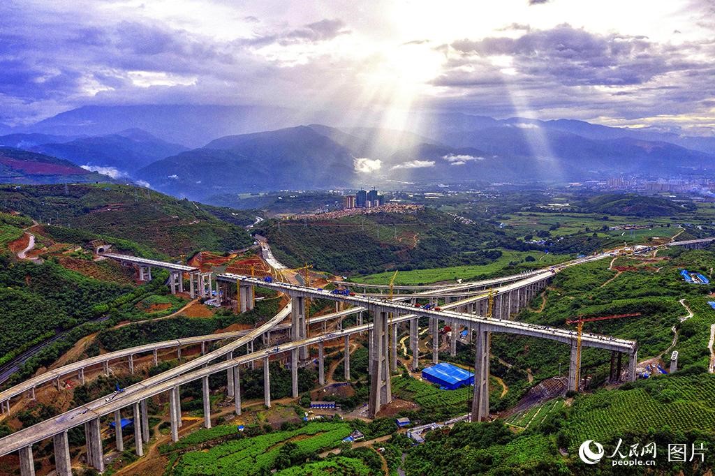 Wielki most kolejowy Chiny-Laos kończy zamknięcie nad rzeką Nanxi