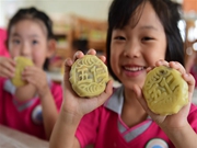 Children make mooncakes to celebrate upcoming Mid-Autumn Festival
