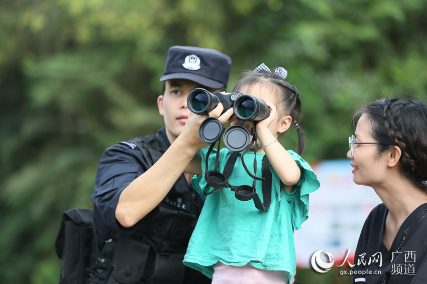 China's border police reunite with their families to celebrate Mid-Autumn Festival, National Day