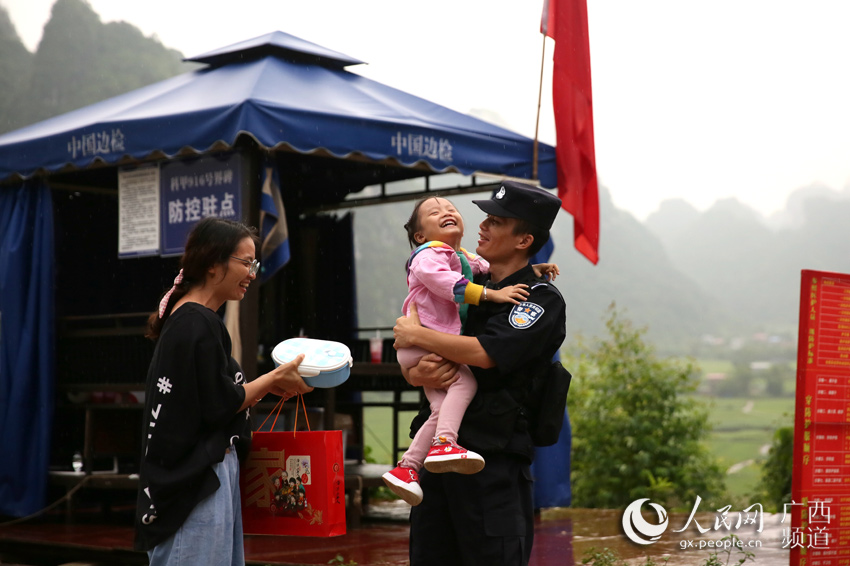 China's border police reunite with their families to celebrate Mid-Autumn Festival, National Day