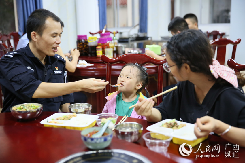 China's border police reunite with their families to celebrate Mid-Autumn Festival, National Day