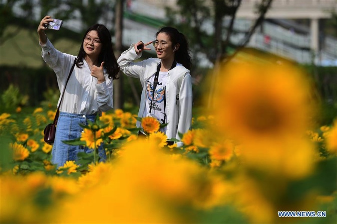People enjoy National Day holiday across China