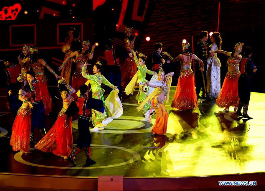 Performance is seen during the opening ceremony of the 7th Silk Road International Film Festival in Xi''an, capital of southwest China''s Shaanxi Province, Oct. 11, 2020. The six-day event will witness the participation of more than 3,000 films from 116 countries and regions. (Xinhua/Zhang Bowen)