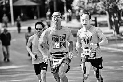 China's blind runner completes first 100-kilometer ultra-marathon