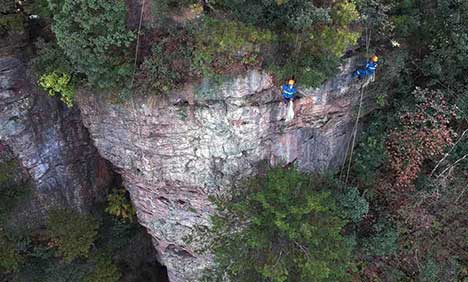 Zhangjiajie rescue team call on tourists to protect environment