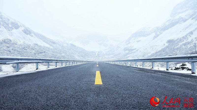 The Shangrila segment of the Xiangdao Highway becomes a wonderland filled with snowflakes dancing in the air, Oct. 21, 2020.    (People’s Daily Online/Liu Yi)