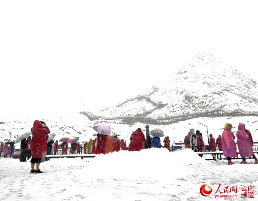 Visitors enjoy the beautiful snow-covered landscape at Yulong Snow Mountain, Oct. 21, 2020.  (Photo/He Xueqian)