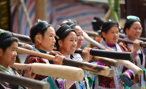 Women attend "Liang Bu" fair in Dangjiu Village, S China