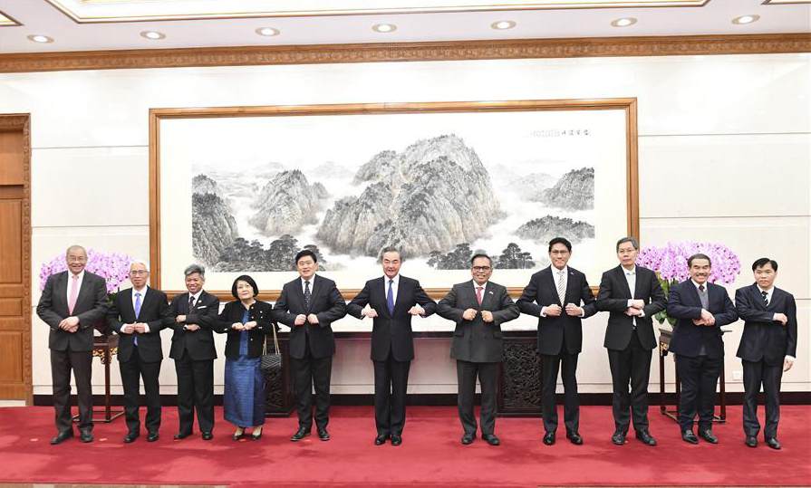Chinese FM meets ASEAN diplomatic envoys