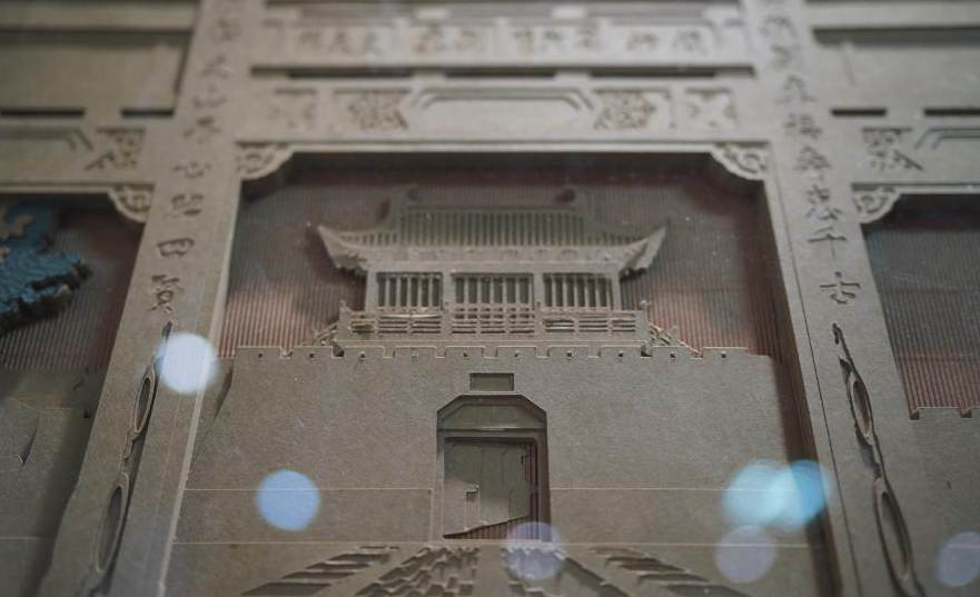 3D-paper carving artist in E China