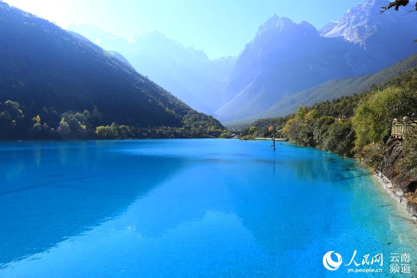 Village in Yunnan boosts tourism and protects environment through wedding photo industry