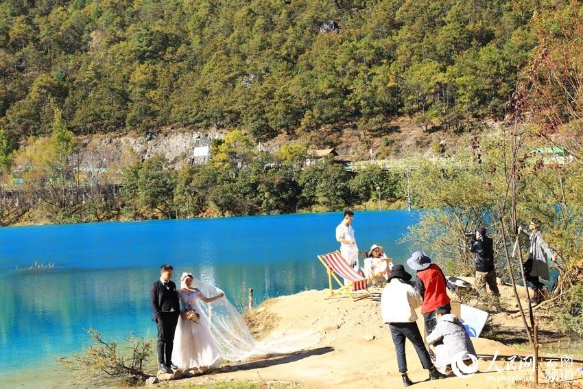 Village in Yunnan boosts tourism and protects environment through wedding photo industry