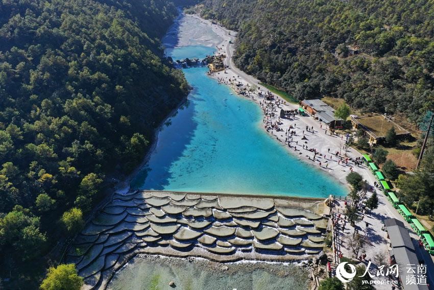 Village in Yunnan boosts tourism and protects environment through wedding photo industry