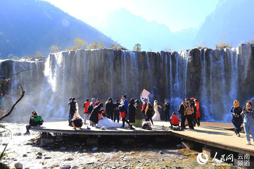 Village in Yunnan boosts tourism and protects environment through wedding photo industry