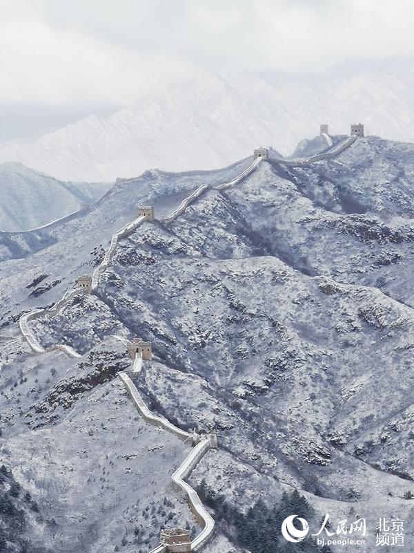 Beijing's Gubei Water Town ushers in first snowfall of winter