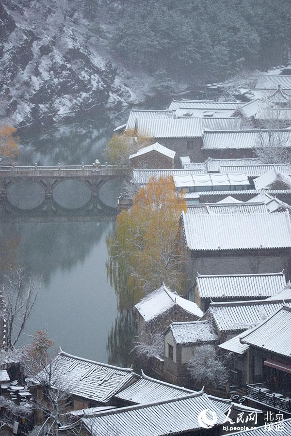 Beijing's Gubei Water Town ushers in first snowfall of winter